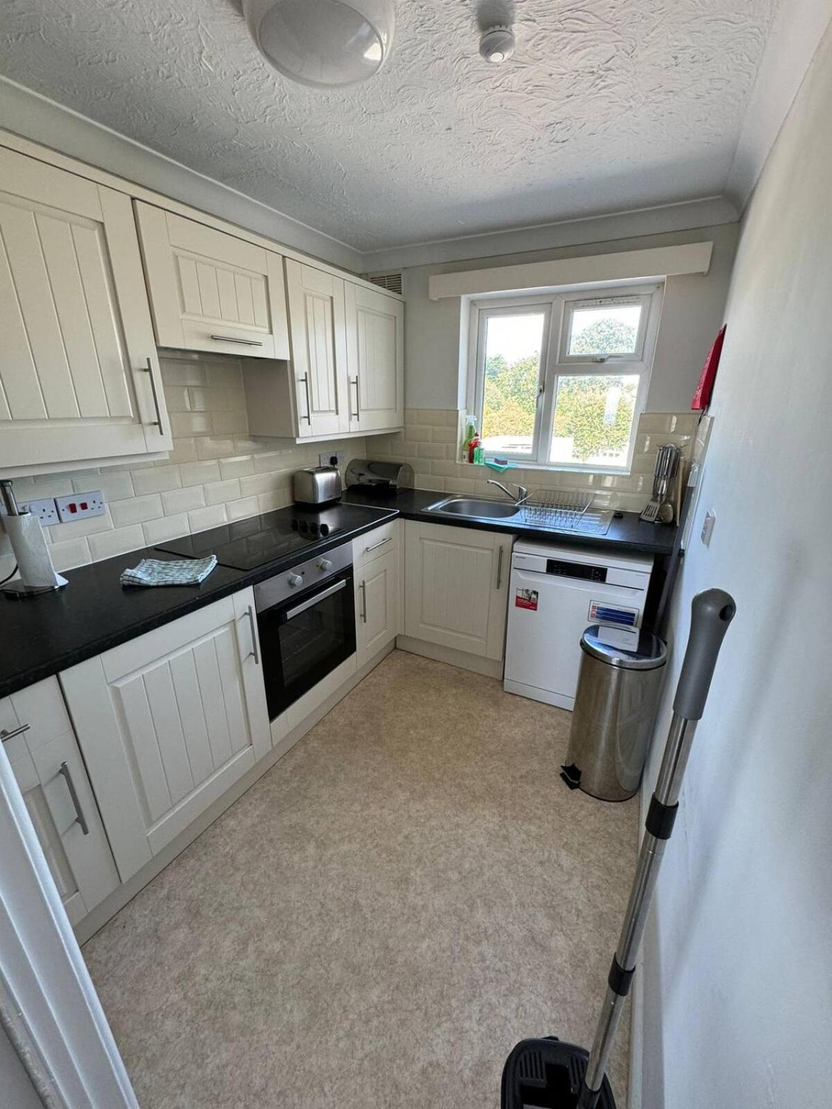 Trendy Sea View 2 Bedroom Sleeps 6 - Free Parking Bournemouth Exterior photo
